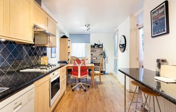 Fridge, oven, stovetop, dishwasher