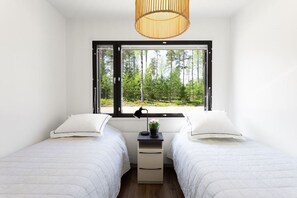 Travel cot, WiFi, bed sheets
