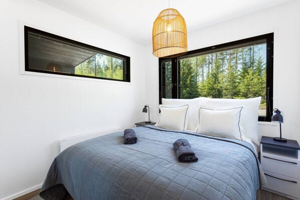 Travel cot, WiFi, bed sheets