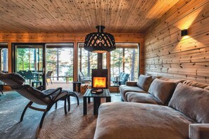 Smart TV, fireplace, stereo