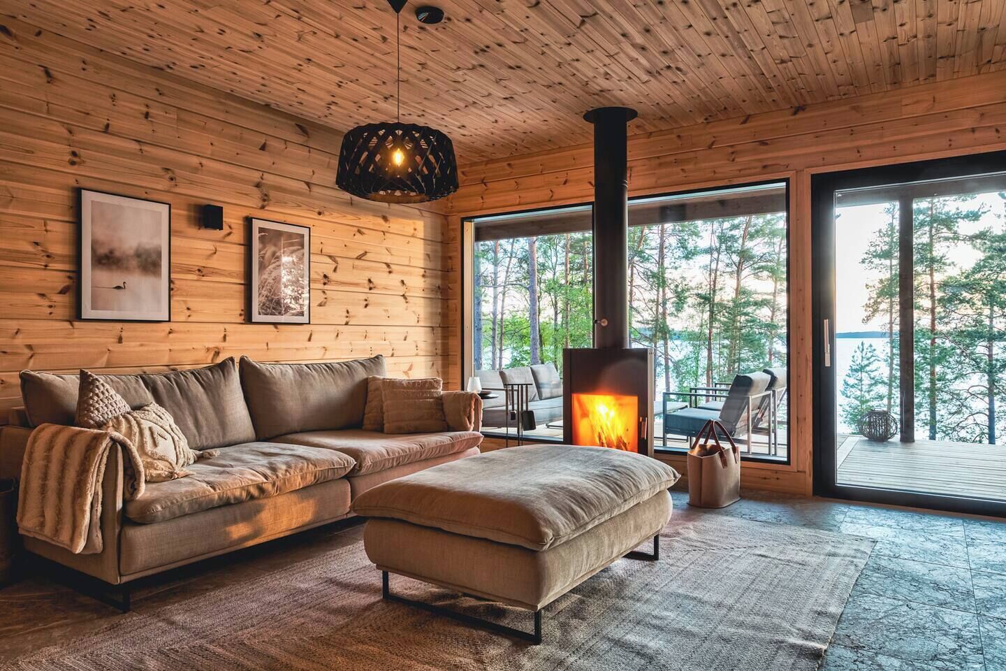 Smart TV, chimenea y estéreo 