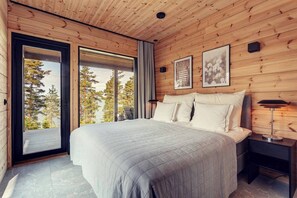 3 habitaciones, escritorio y tabla de planchar con plancha 