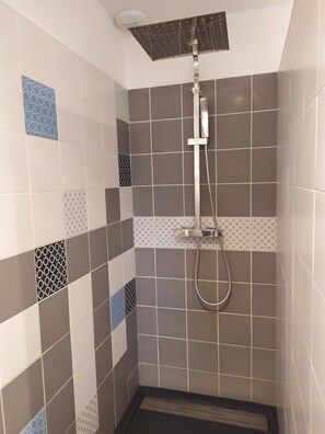 Douche, sĂšche-cheveux, serviettes fournies, papier toilette
