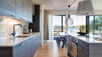 Køleskab, mikrobølgeovn, ovn, kogeplade