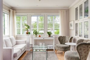 Smart-tv, een open haard, boeken en een stereo