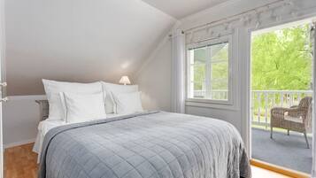 3 bedrooms, desk, iron/ironing board, travel cot