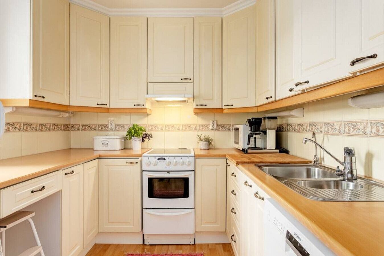 Jääkaappi, mikroaaltouuni, uuni, liesi