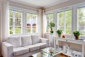 Smart-TV, peis, bøker og stereoanlegg