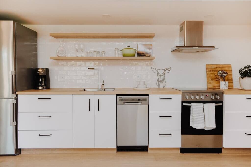 Réfrigérateur, four à micro-ondes, un four, surface de cuisson