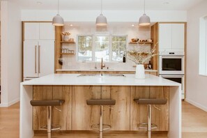 Réfrigérateur, four à micro-ondes, un four, surface de cuisson