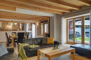 TV, fireplace, foosball - Villa Katherine with Pool and Game Room (Žminj)