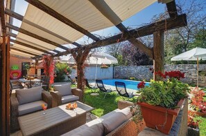 Outdoor dining - Villa Katherine with Pool and Game Room (Žminj)