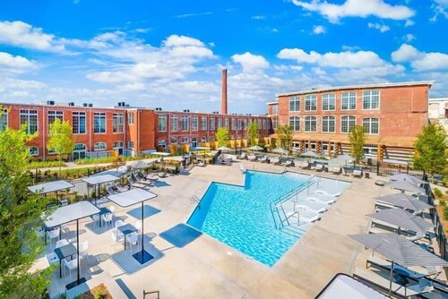 Mid Century Modern Apartment w/ a pool!