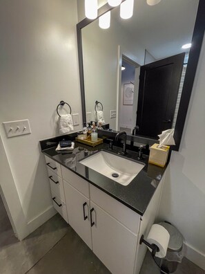 Secadora de cabello, toallas, jabón, papel de baño 