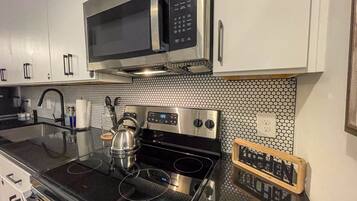 Réfrigérateur, four à micro-ondes, un four, surface de cuisson