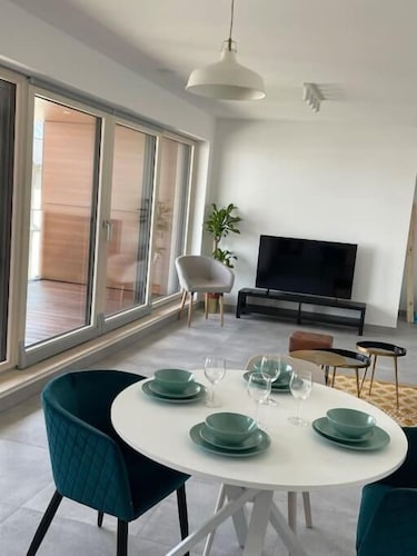 1 bedroom in Center-Terrace & Parking