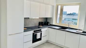 Full-size fridge, microwave, oven, stovetop