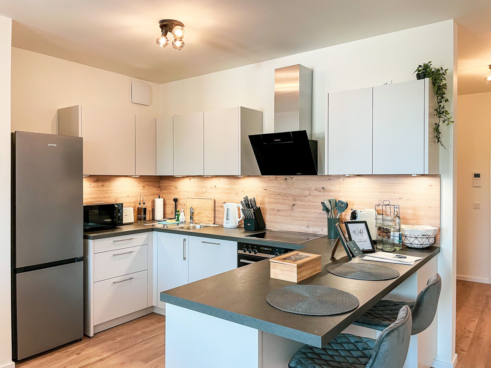 Kühlschrank, Ofen, Geschirrspüler, Wasserkocher mit Kaffee-/Teezubehör