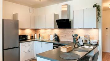 KĂŒhlschrank, Ofen, GeschirrspĂŒler, Wasserkocher mit Kaffee-/Teezubehör