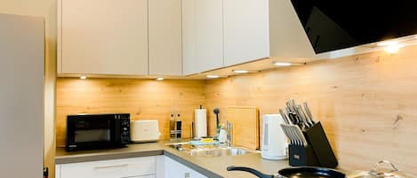 Réfrigérateur, four, lave-vaisselle, cafetiÚre/bouilloire