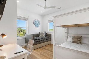 6 bedrooms, desk, iron/ironing board, travel cot - Beachfront, private pool, with luxury accommodations on this peaceful beach! (Saint George Island)