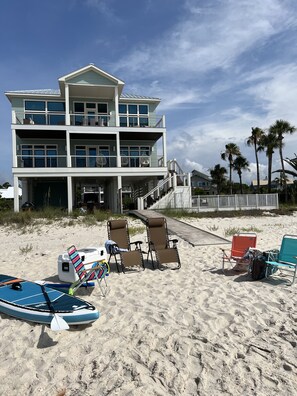 On the beach, sun loungers, beach towels - Last minute days left for April! (Saint George Island)