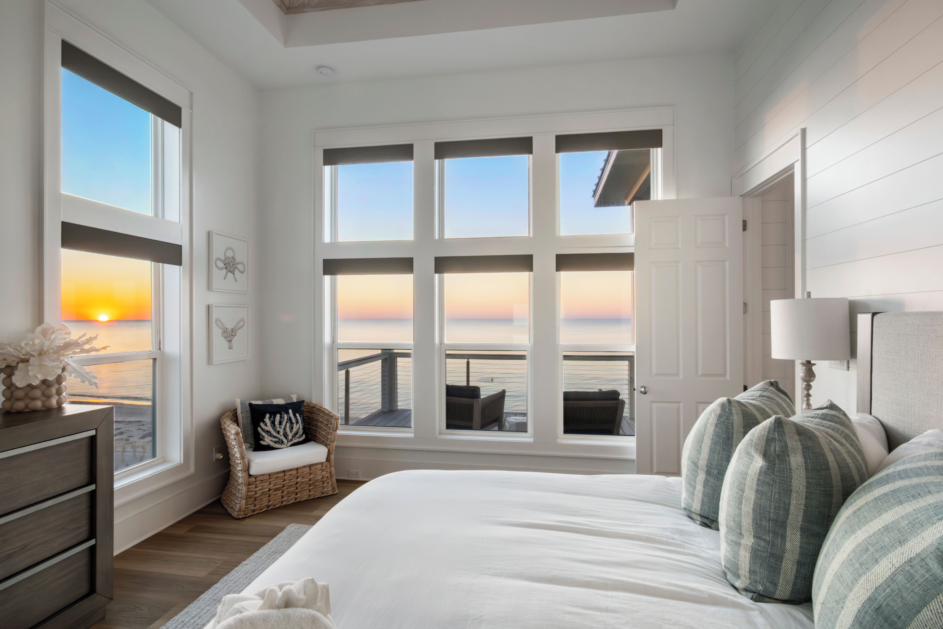 6 bedrooms, desk, iron/ironing board, travel crib