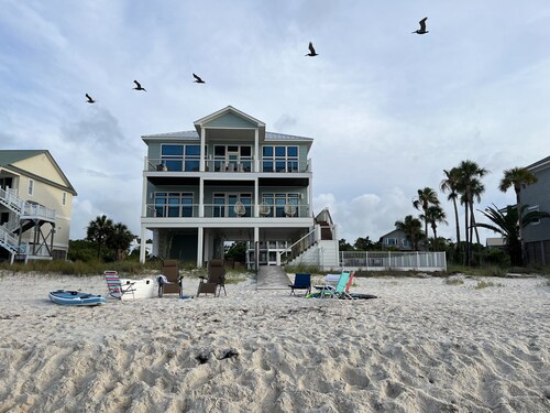Beachfront, private pool, with luxury accommodations on this peaceful beach!