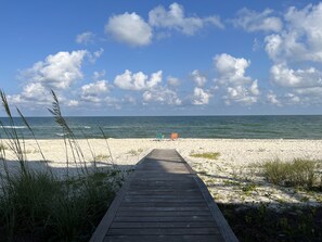 On the beach, sun loungers, beach towels - Last minute days left for April! (Saint George Island)