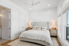 6 Schlafzimmer, Schreibtisch, Bügeleisen/Bügelbrett, Reisekinderbett