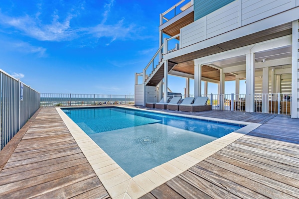 Private pool right on the Gulf.