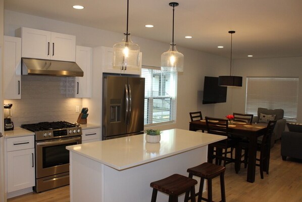 Frigorifero, microonde, forno, piano cottura