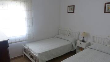 3 slaapkamers, een strijkplank/strijkijzer, reisbedje, gratis wifi