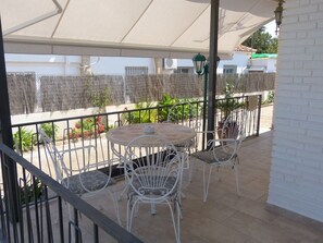 Outdoor dining - MAGNIFICO Y CONFORTABLE CHALET A PIE DE COSTA (CT)