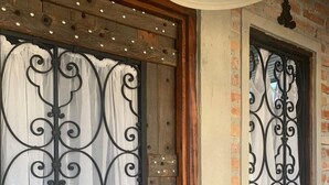 A wooden door with decorative metalwork and a brass door handle. - De Casa Eu Gosto (Ubatuba)