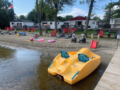 Graceland Cottages Flamingo  #4  Lake front two bedroom cottage . 