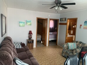 2 bedrooms, travel crib - Graceland Cottages Flamingo #4 Lake front two bedroom cottage . (West Nipissing)