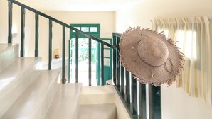 Eine Treppe mit einem gewebten Korb, der an der Handlauf hängt.