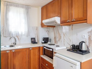 Jääkaappi, uuni, kahvin-/teenkeitin