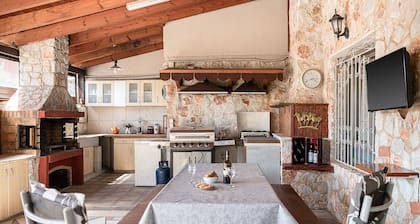 Alkistis Cottage House, Shared Pool, Special Bbq, Garden, Close to Sandy Beach