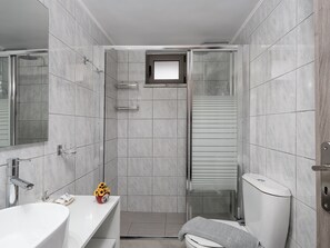 Towels, soap, shampoo, toilet paper