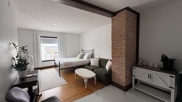 Suite with Balcony | 1 bedroom, individually decorated, laptop workspace, free WiFi