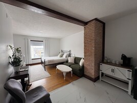 Suite with Balcony | 1 bedroom, individually decorated, laptop workspace, free WiFi