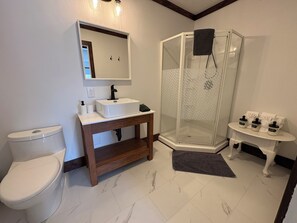 Suite | Baño | Secador de pelo, toallas, jabón y champú