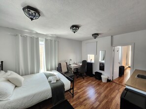 1 غرفة نوم وبديكورات فريدة لكل غرفة ومساحة عمل للكمبيوتر المحمول