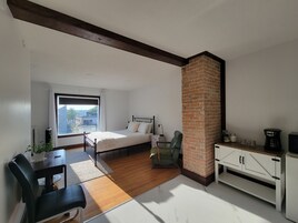 Suite with Balcony | 1 bedroom, free WiFi, bed sheets