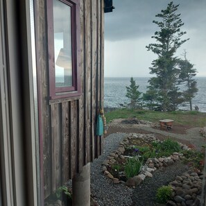 Interior - Fundy Fantasy Oceanfront Cabin. Offgrid romantic getaway. (Granville Ferry)