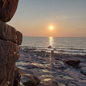 Beach - Fundy Fantasy Oceanfront Cabin. Offgrid romantic getaway. (Granville Ferry)