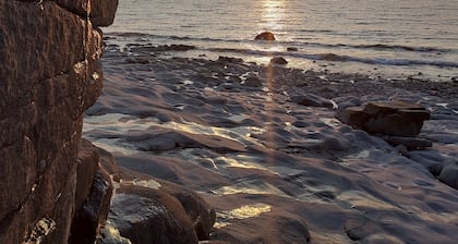 Fundy Fantasy Oceanfront Cabin. Offgrid romantic getaway.