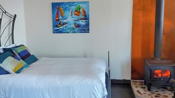 1 bedroom, bed sheets